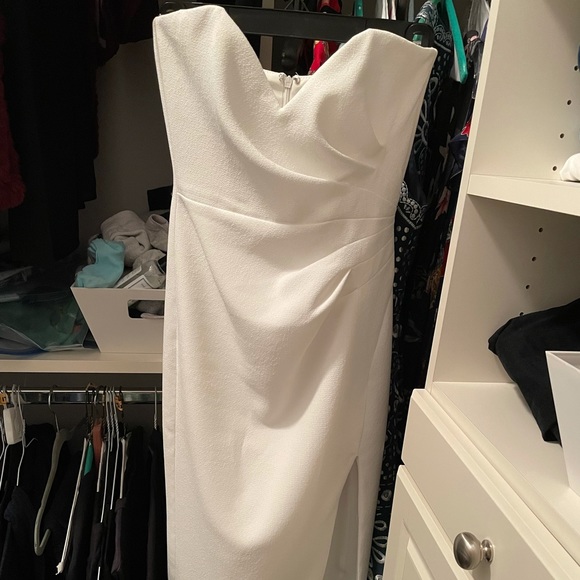 Long white dress with sweetheart neckline - Picture 2 of 3